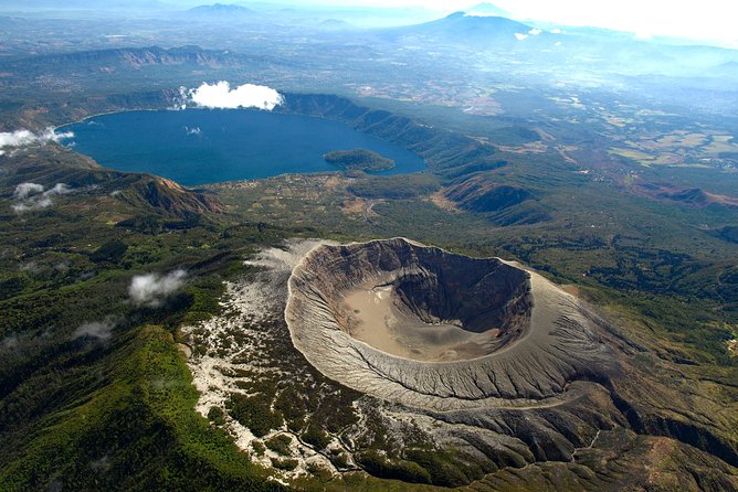 Cerro Verde y Volcán de Santa Ana con paisaje de montaña