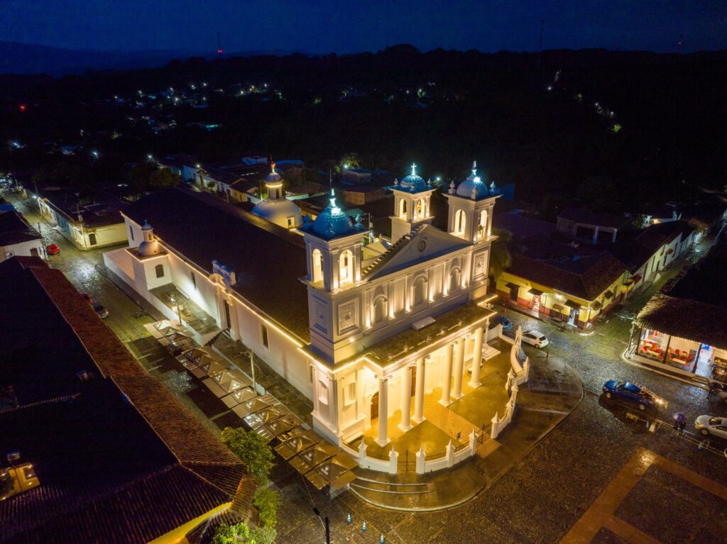 Iglesia Santa Lucía en Suchitoto frente al parque central
