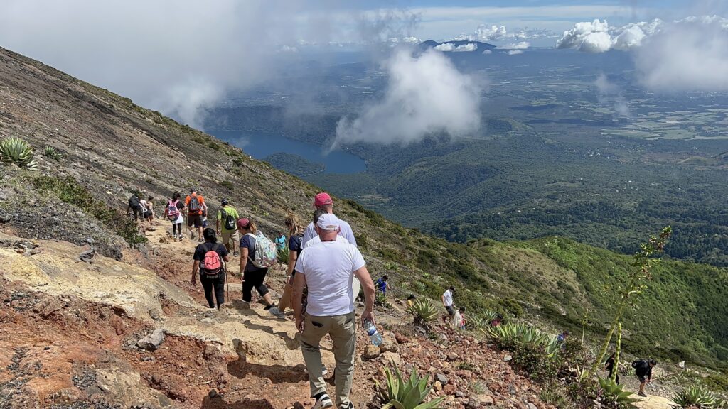 Caminata al Volcán de Santa Ana desde Cerro Verde