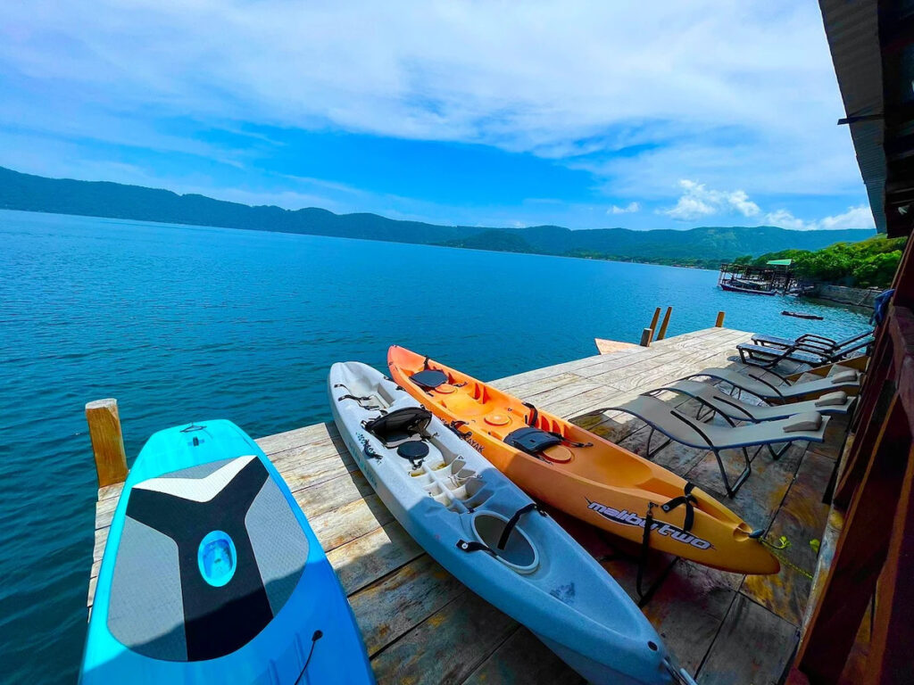 Kayak en el Lago de Coatepeque con vista a las montañas