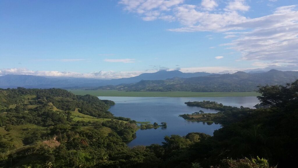 Vista al Lago Suchitlán durante una escapada cultural en Suchitoto