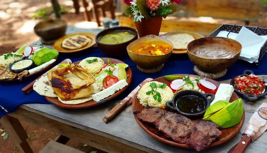 Comida en Casa 1800 Suchitoto después del Festival del Maíz