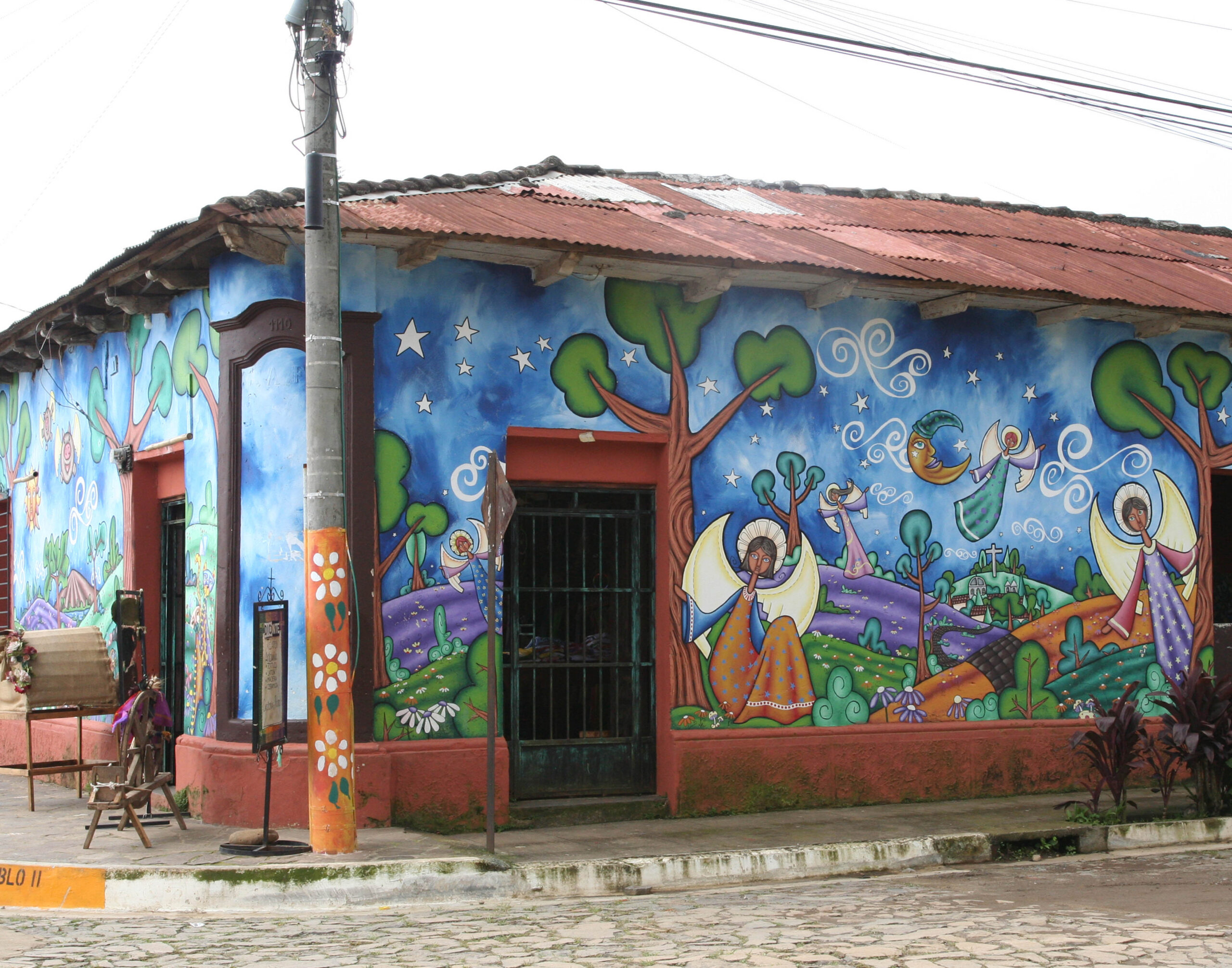 Murales de Ataco en una calle colorida de la Ruta de las Flores