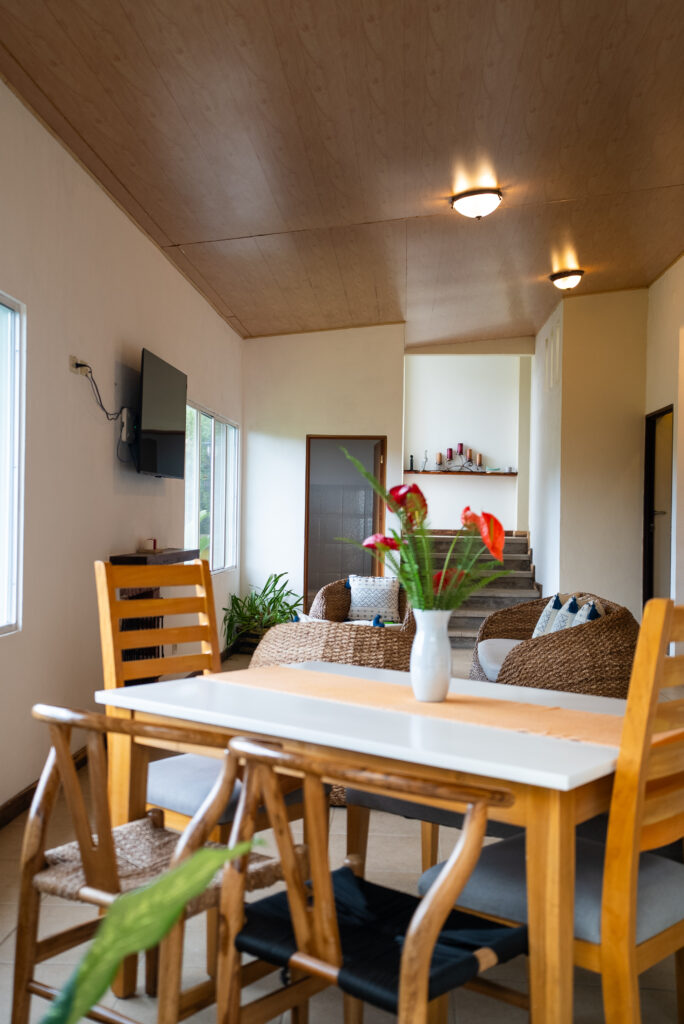 Habitación acogedora en Casa 1800 Ataco con comedor, sala y decoración cálida
