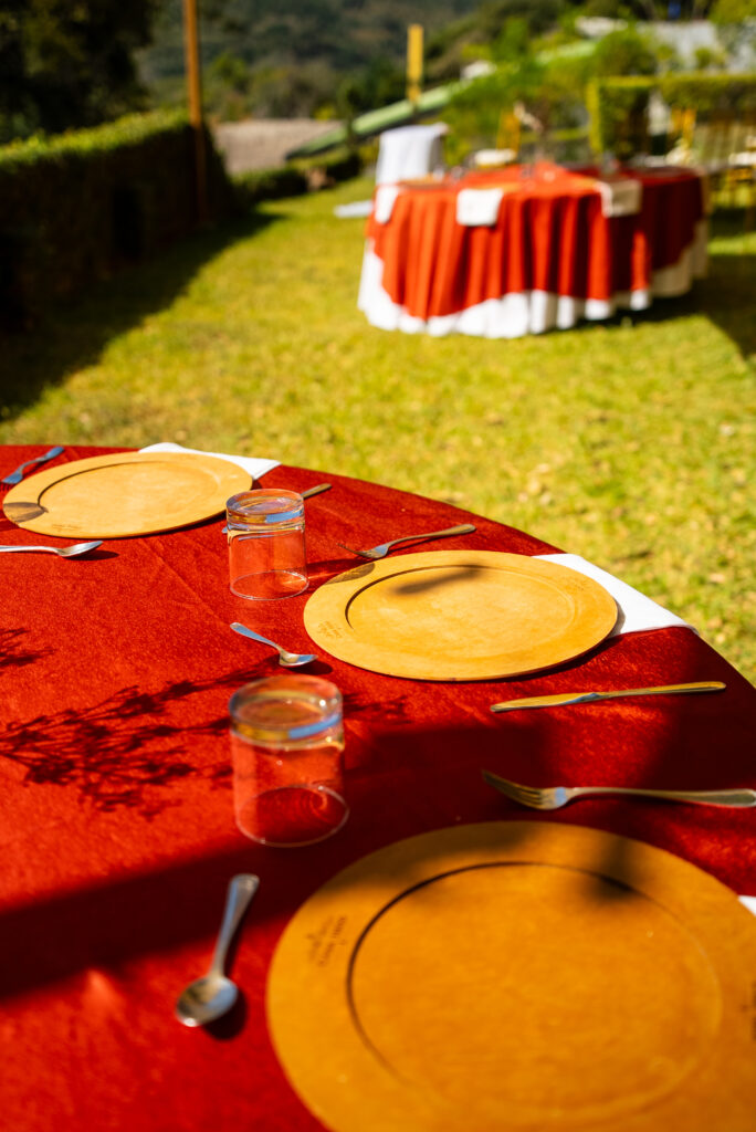 Decoración natural para boda frente al lago