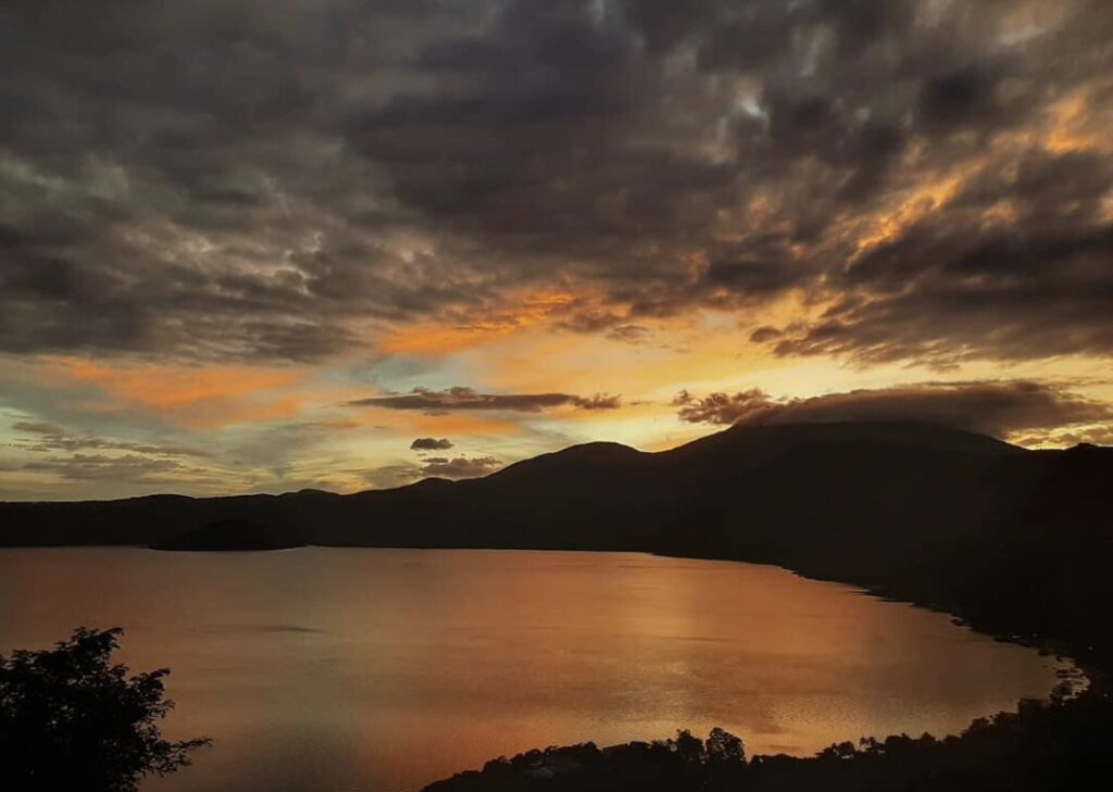Atardecer en el Lago de Coatepeque con reflejo sobre el agua