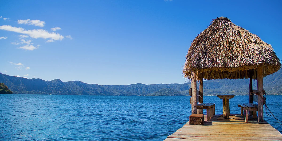 Qué hacer en el Lago de Coatepeque con vista al agua y montañas