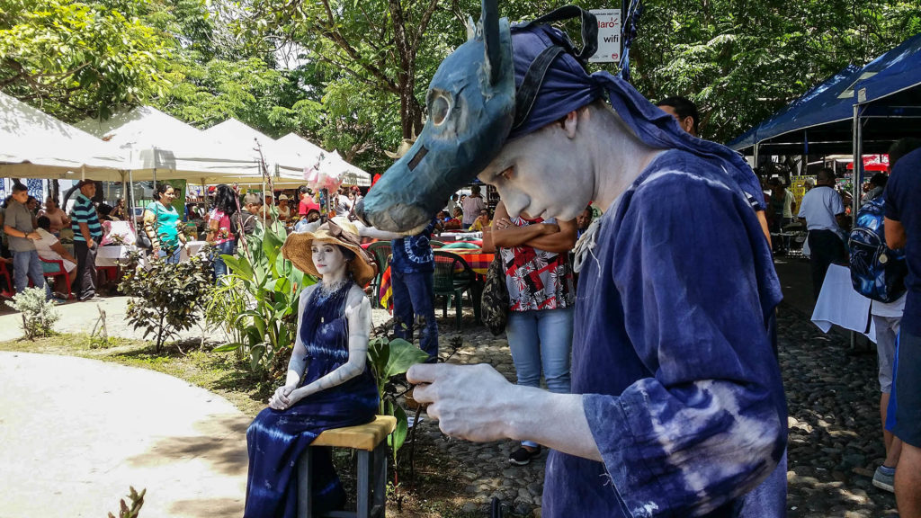 Suchitoto con artesanías teñidas en añil