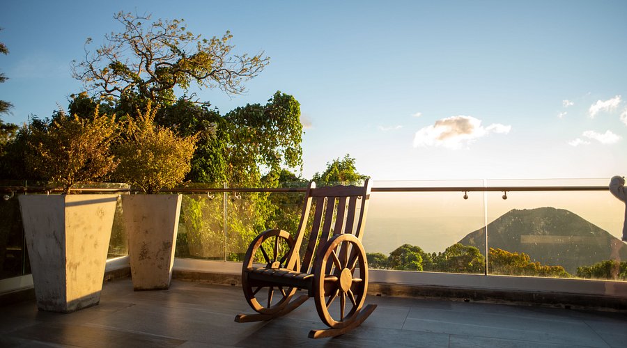 Paisaje tranquilo de montaña en Cerro Verde al final del día