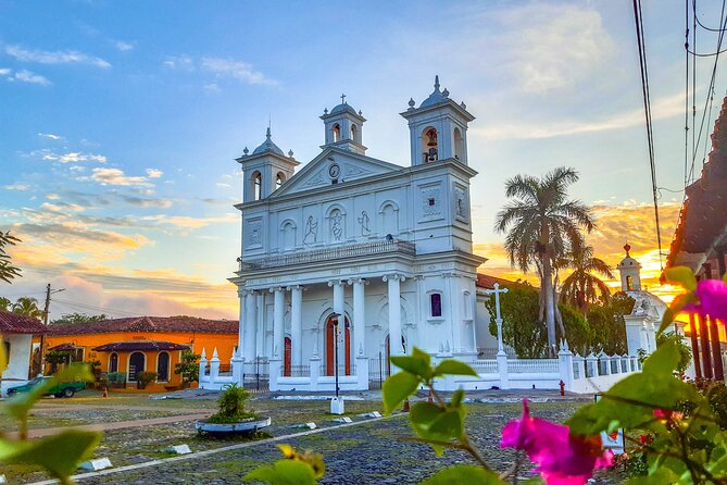 Centro histórico de Suchitoto durante una escapada cultural