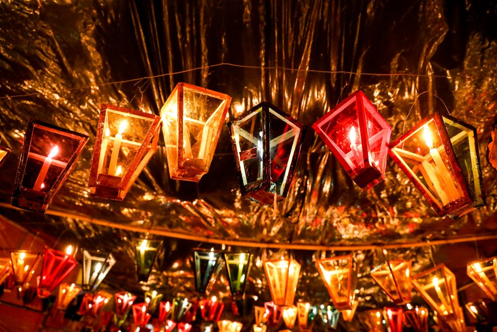 Fotografía nocturna de Ataco durante los Farolitos
