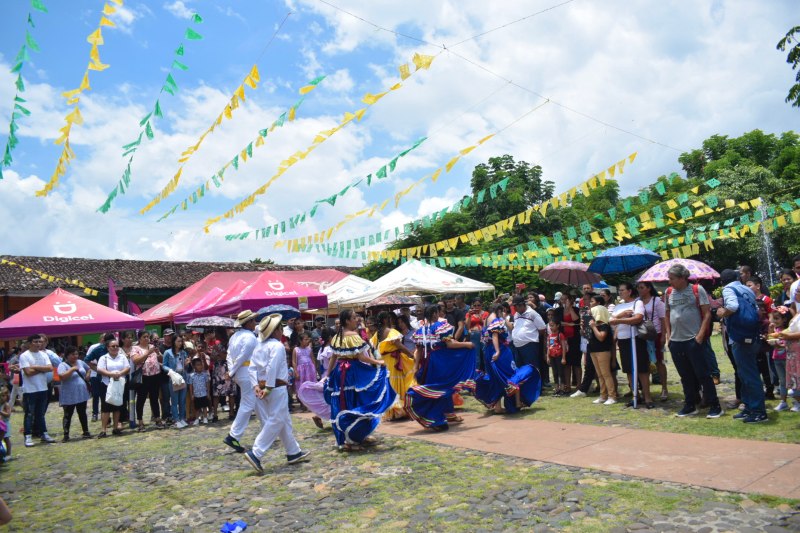 Comunidad celebrando el Festival del Maíz en Suchitoto