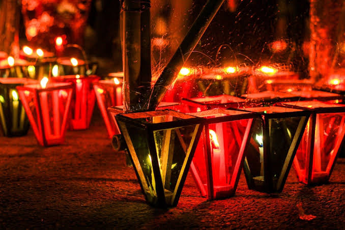 Farolito encendido durante la noche tradicional en Ataco
