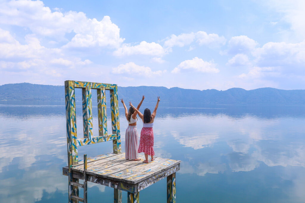 Momento de descanso frente al Lago de Coatepeque
