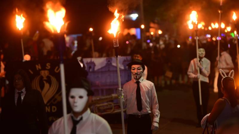 Antorcha encendida durante la tradición nocturna en Suchitoto