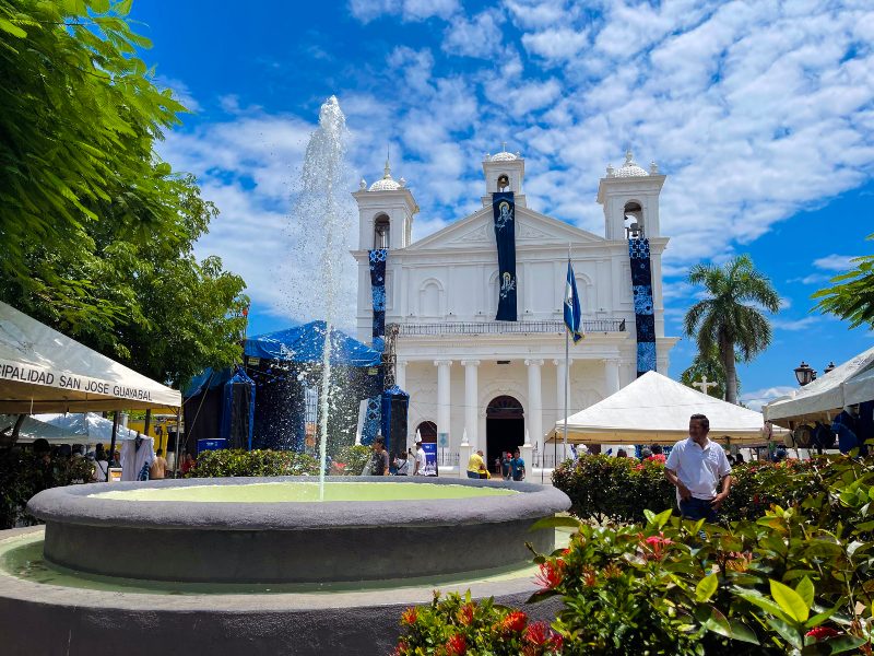 Ruta del añil en Suchitoto con tela azul teñida artesanalmente