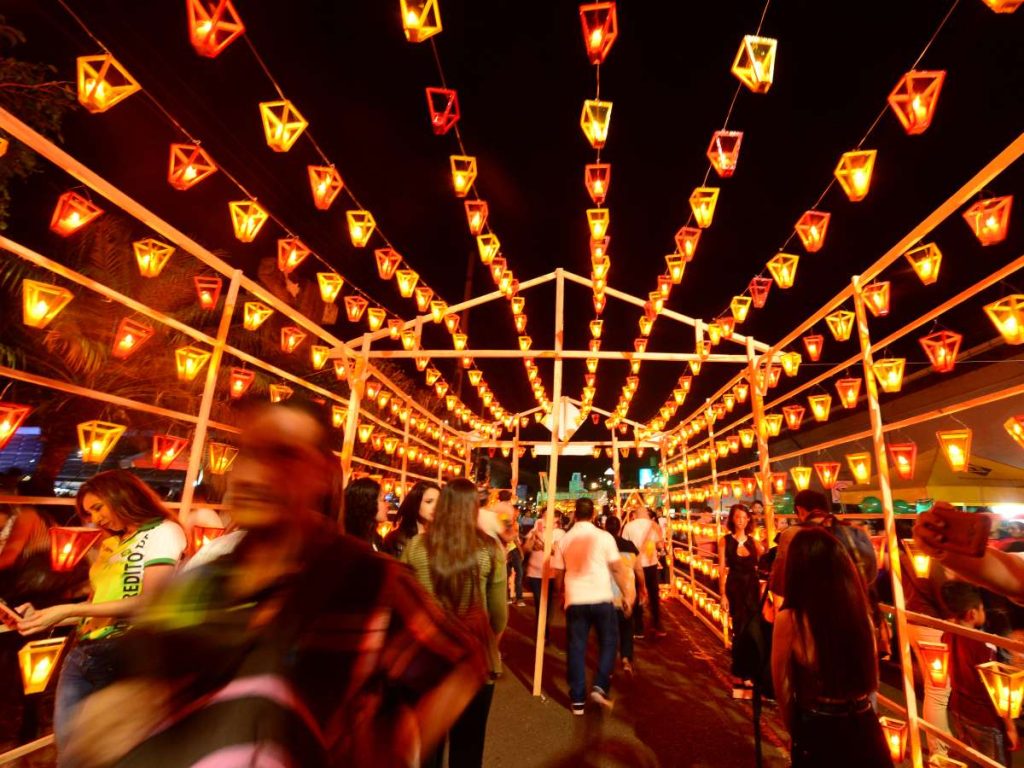 Farolitos en Ataco iluminando una calle tradicional de la Ruta de las Flores